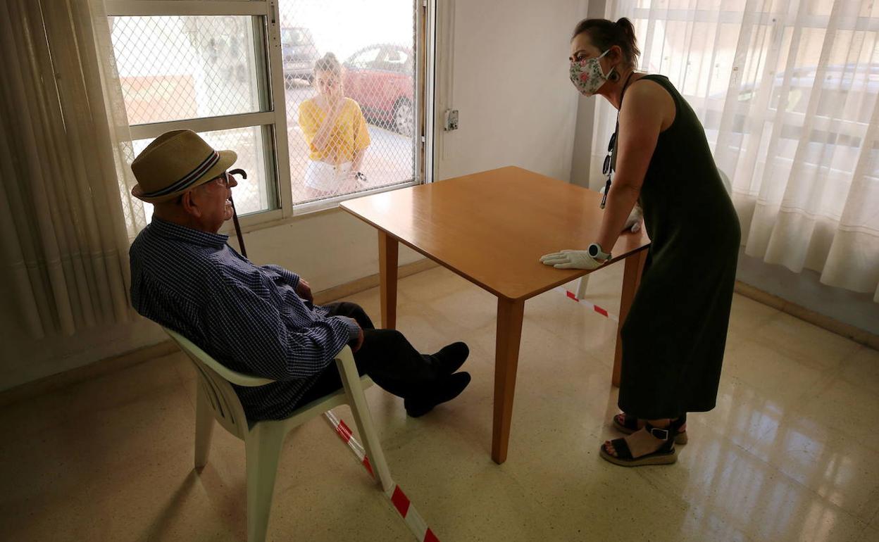 Un usuario de una residencia de mayores de Alzira. 