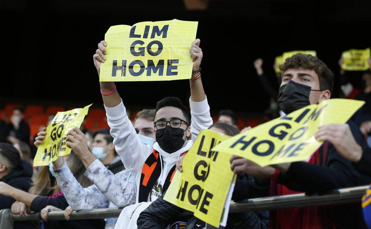 La afición muestra los carteles contra la gestión de Peter Lim en Mestalla. 