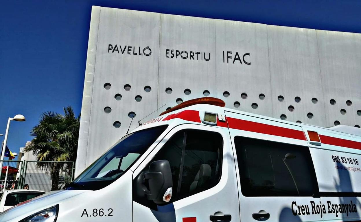 La ambulancia ha llevado al herido al helipuerto del Peñón de Ifach para su traslado urgente a Alicante. 