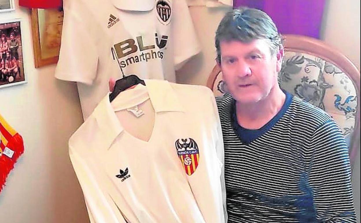 El gaditano, en un espacio de su casa donde guarda numerosos recuerdos de su etapa en Mestalla.