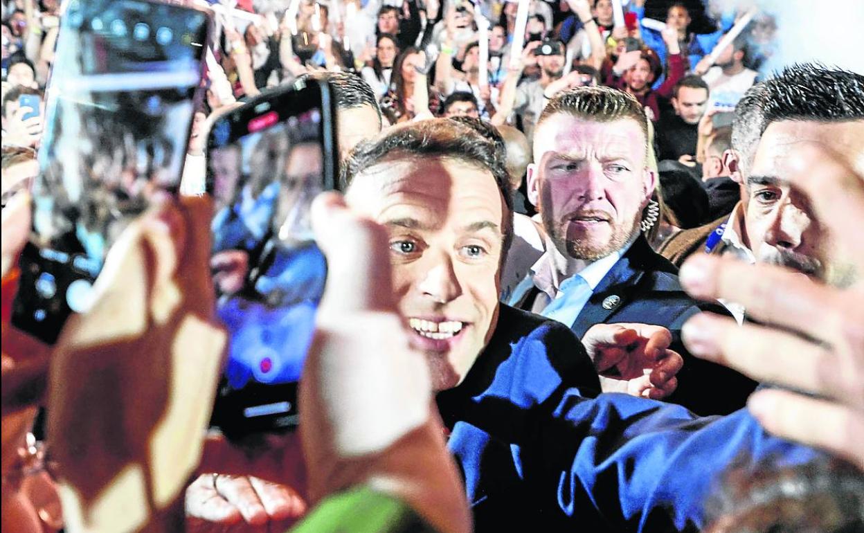 Emmanuel Macron, rodeado de multitud de asistentes en su mitin celebrado este sábado en Nanterre. 