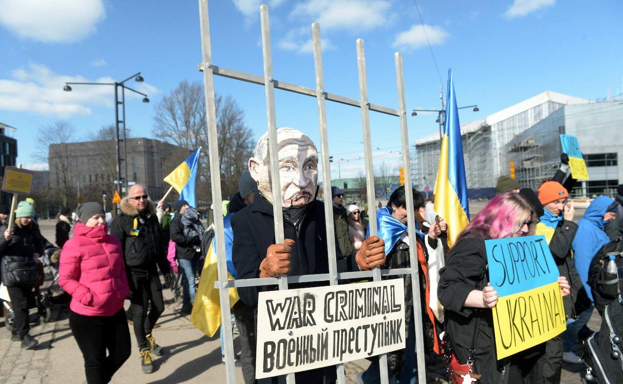 Protesta contra la invasión rusa en Ucrania, en Helsinki.