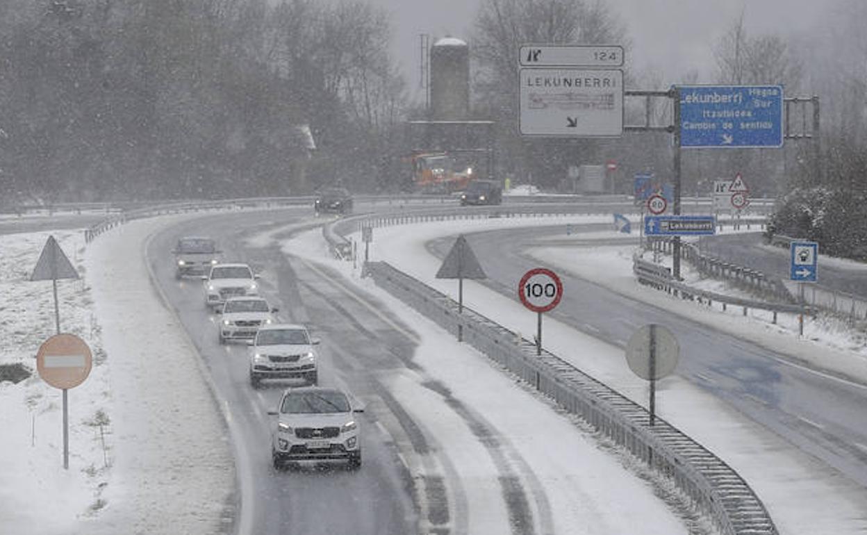 Carretera nevada en Navarra. 