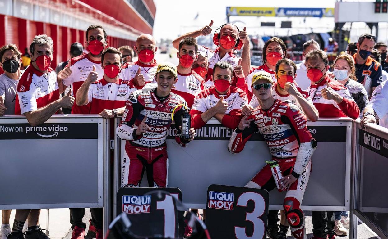 Sergio García Dols e Izan Guevara, con el equipo técnico del Aspar Team. 