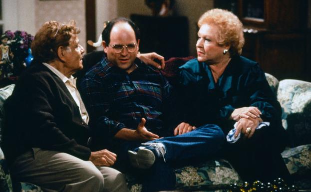 Estelle Harris, a la derecha de la imagen, en la serie 'Seinfeld'.