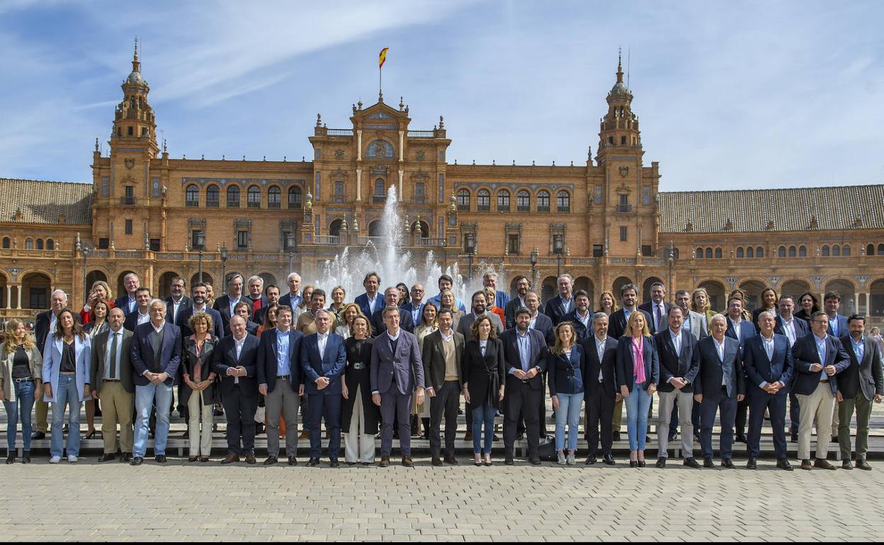 Fotografía de familia del nuevo Comité Ejecutivo Nacional del PP. 