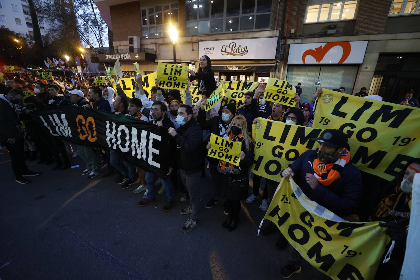 Fotos: Protesta contra Peter Lim por el reparto de las entradas de la final de la Copa del Rey