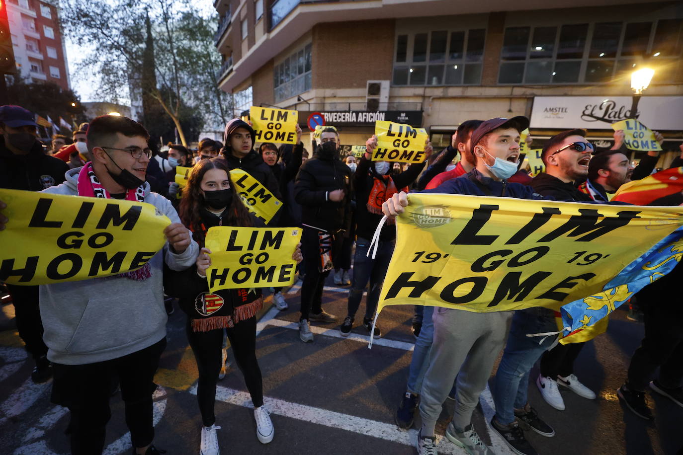 Fotos: Protesta contra Peter Lim por el reparto de las entradas de la final de la Copa del Rey