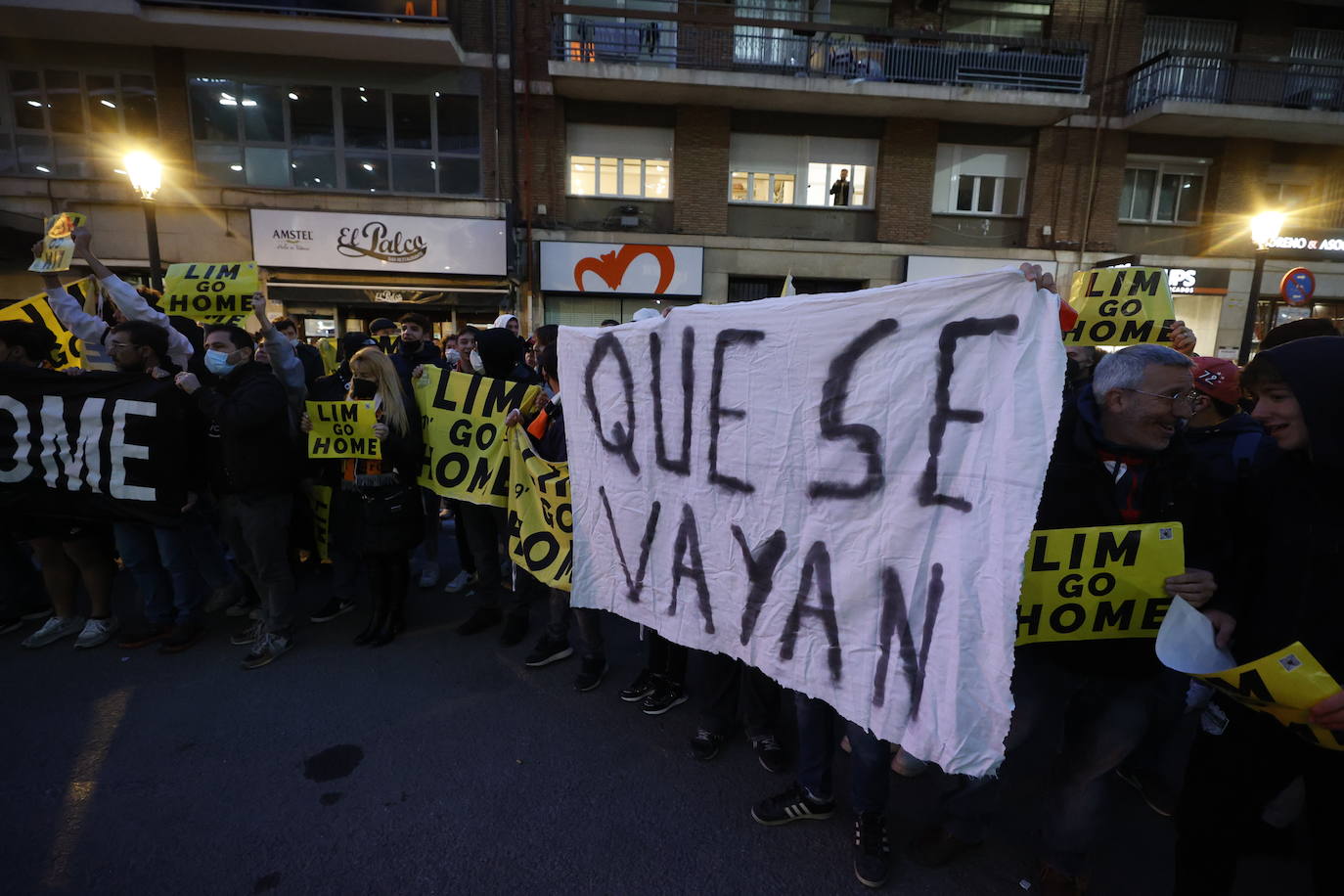 Fotos: Protesta contra Peter Lim por el reparto de las entradas de la final de la Copa del Rey