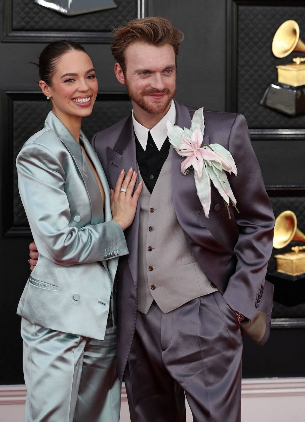 Finneas y Claudia Sulewski