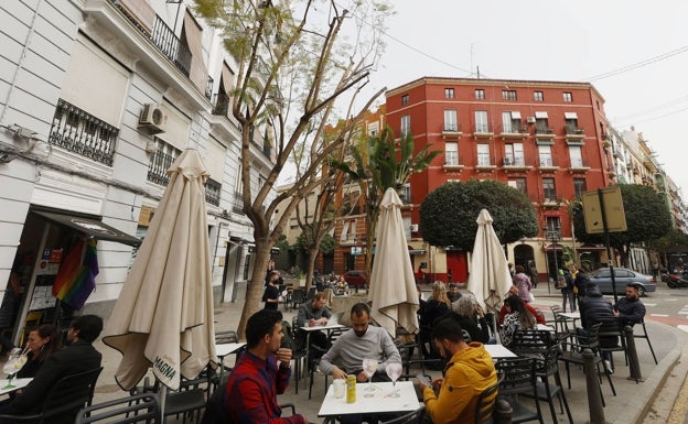 Imagen principal - El barrio está lleno de terrazas, donde se mezclan vecinos, turistas y gente que trabaja en el barrio.