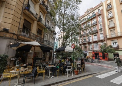 Imagen secundaria 1 - El barrio está lleno de terrazas, donde se mezclan vecinos, turistas y gente que trabaja en el barrio.