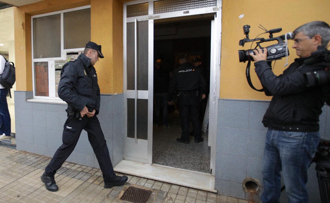 Un policía nacional entra en la vivienda de Dénia donde murió degollada Helena Veslos. 