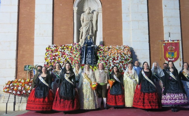 La reina de las fiestas, su corte y las falleras de Turís junto al alcalde tras la Ofrenda. 