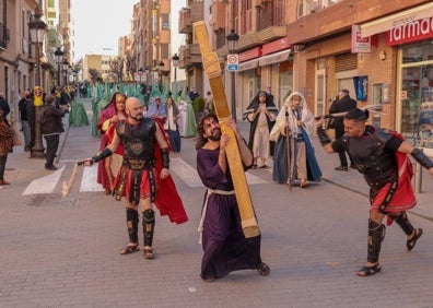 Imagen secundaria 1 - La procesión y un momento del Pregón. 