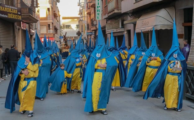 Imagen principal - La procesión y un momento del Pregón. 