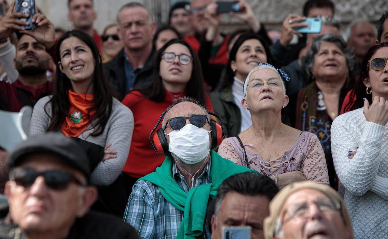 Asistentes a una de las mascletaes, la mayoría sin mascarilla.