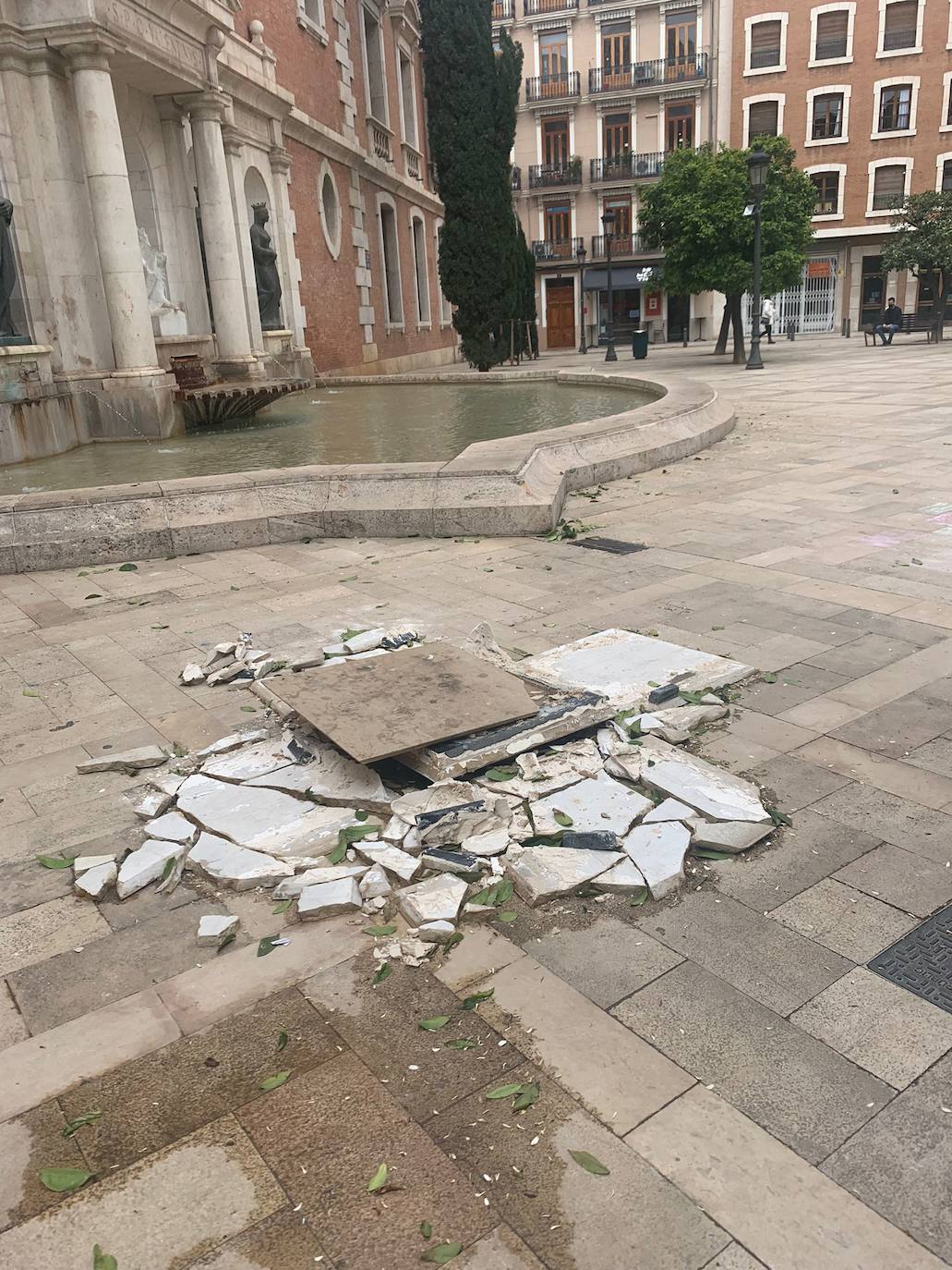 El PP denuncia el destrozo del monolito inaugural de los naranjos en la plaza del Patriarca