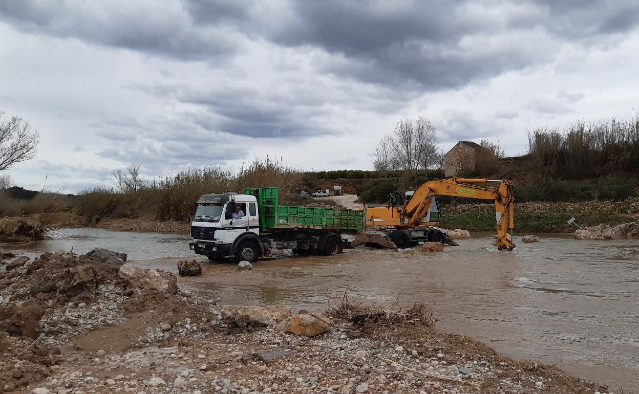 Limpieza de paso del río en Turís. 