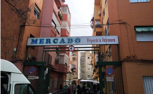 Las cuatro paradas que resisten en un popular mercado de Valencia