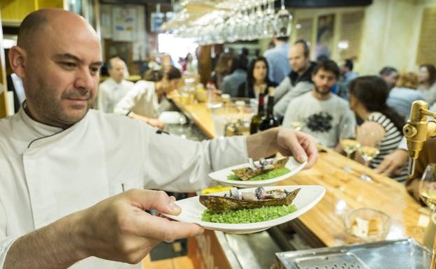 Imagen principal - Pinchos en Villa Paramesa, el equipo de La Parrilla de San Lorenzo y Víctor Martín, estrella Michelin en Trigo.