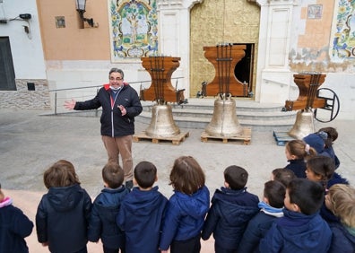 Imagen secundaria 1 - Las campanas que han recibido la visita de los niños. 