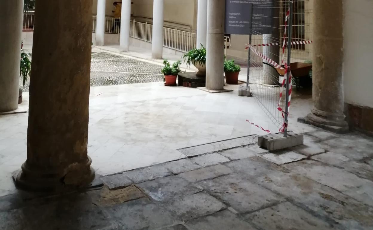 Columna del atrio del edificio del antiguo hospital de Xàtiva de cuya base se ha desprendido un trozo.