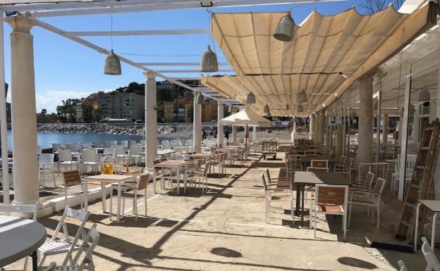 Imagen principal - La terraza de El Balneario, las torrijas de Aparicio y la cocinera Charo Carmona en su local de Antequera.