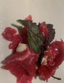 Imagen secundaria 2 - Arriba, spaghetti con mantequilla y trufa de Osteria il Colombo, abajo a la izquierda un negroni y a la derecha, carpaccio de ternera. 