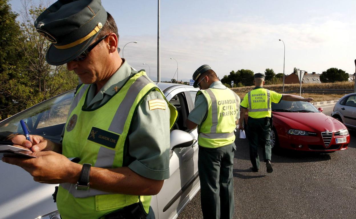 Agentes de la Guardia Civil, en un control. 