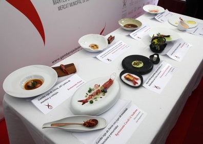 Imagen secundaria 1 - El jurado, los ocho platos finalistas y los subcampeones cocinando en el Mercat Municipal. 