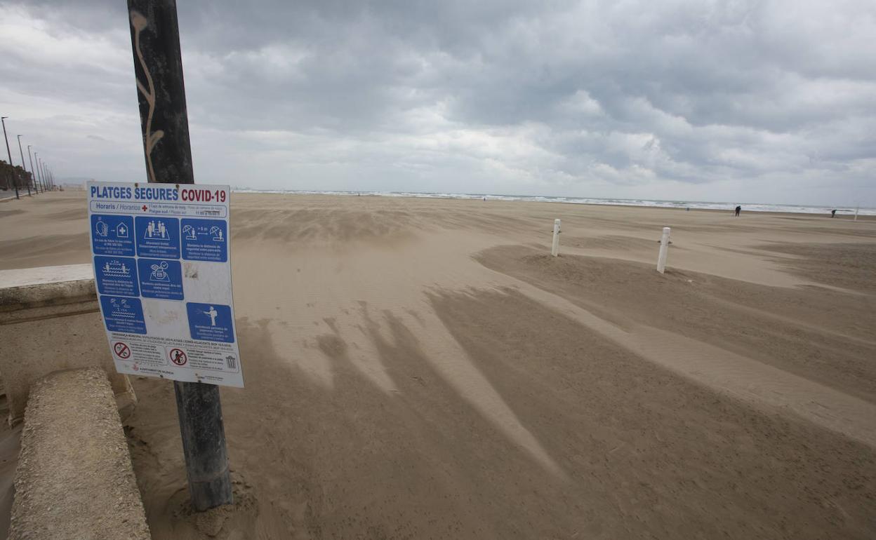 Playa del Cabanyal, pendiente de la zona de quioscos y hamacas. 