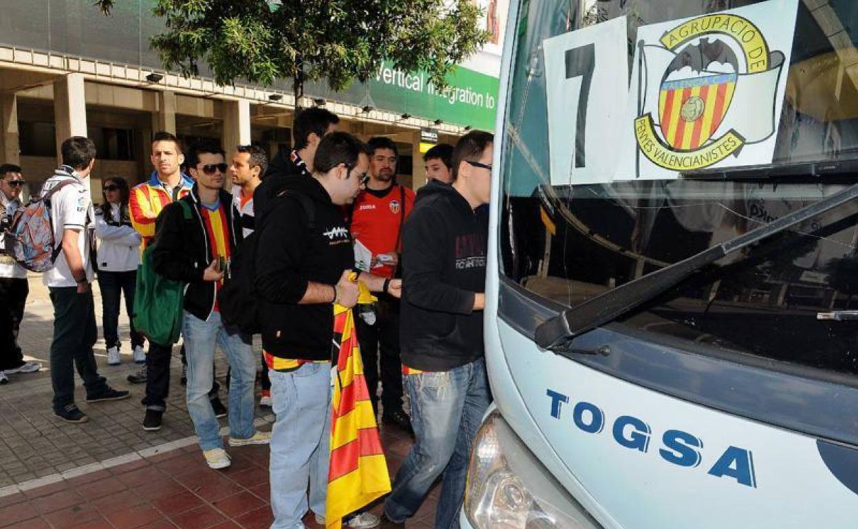 La afición del Valencia, en un desplazamiento masivo a Getafe en 2013. 