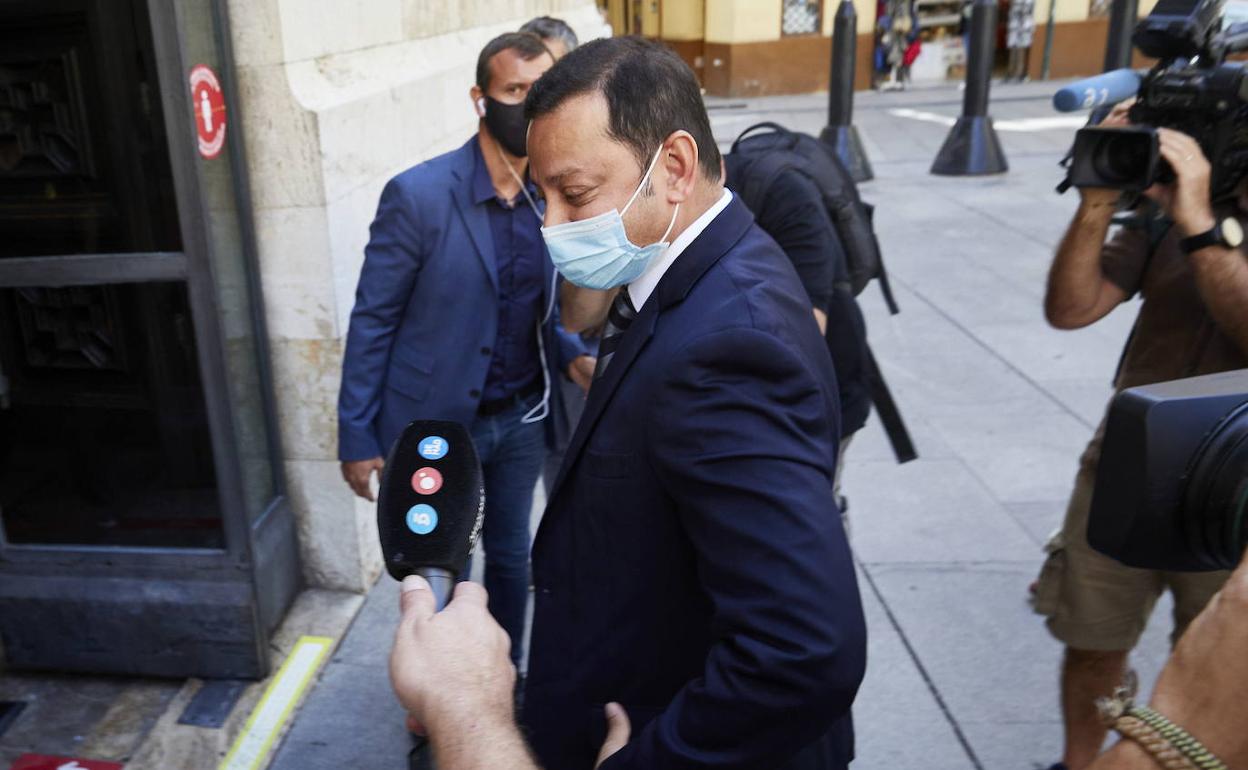 Anil Murthy entra en el Palau de la Generalitat para reunirse con Ximo Puig. 