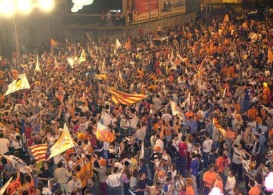 Imagen secundaria 1 - Afición, bajo a la izquierda en la pantallas de Mestalla en la final de la UEFA. 