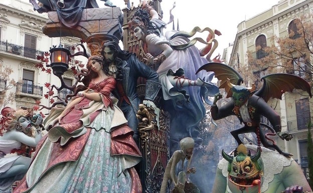 Falla de estilo gótico de Manolo Algarra plantada en 2016 en Maestro Gozalbo. 