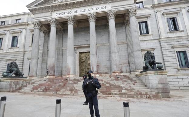 Imagen principal - La fachada del Congreso tras la protesta; la Policía desalojando a los manifestantes; y una mujer pinta una de las columnas. 