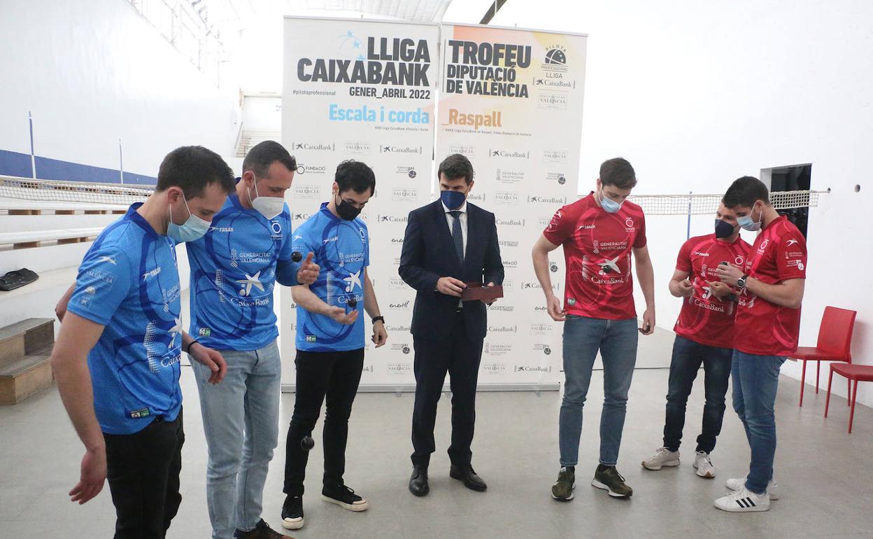 Los finalistas de la Lliga de escala i corda, durante la elección del material con la que se ha puesto fin a la presentación, celebrada en Pelayo. 