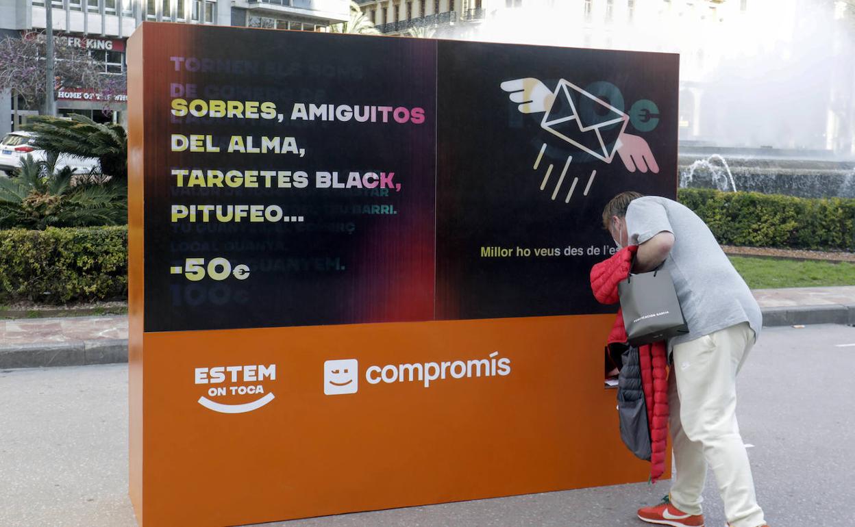 Holograma de Compromis en la plaza del Ayuntamiento de Valencia. 