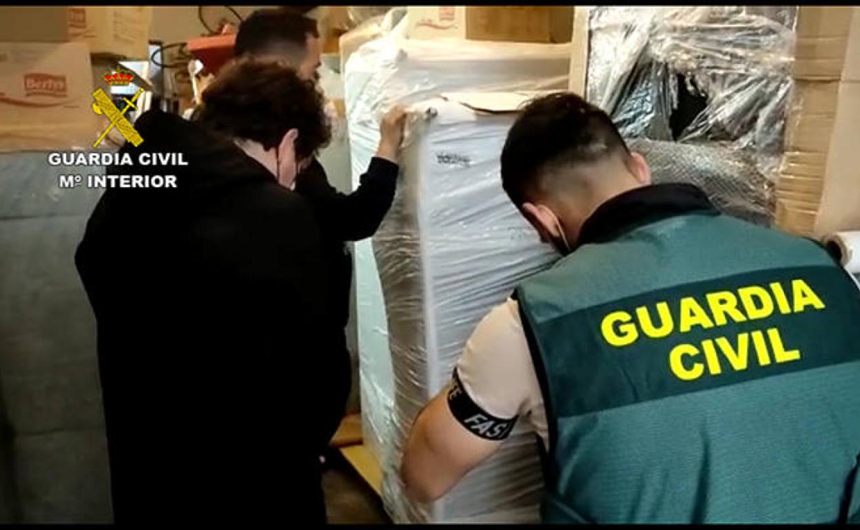 Los registros hallaron unos 120 sofás escondidos.