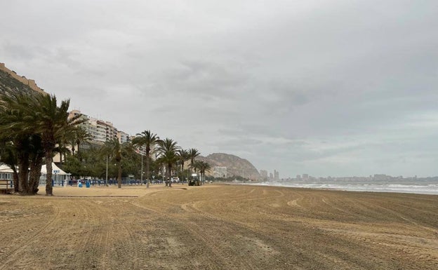 El Postiguet, tras el paso de los equipos de limpieza. 