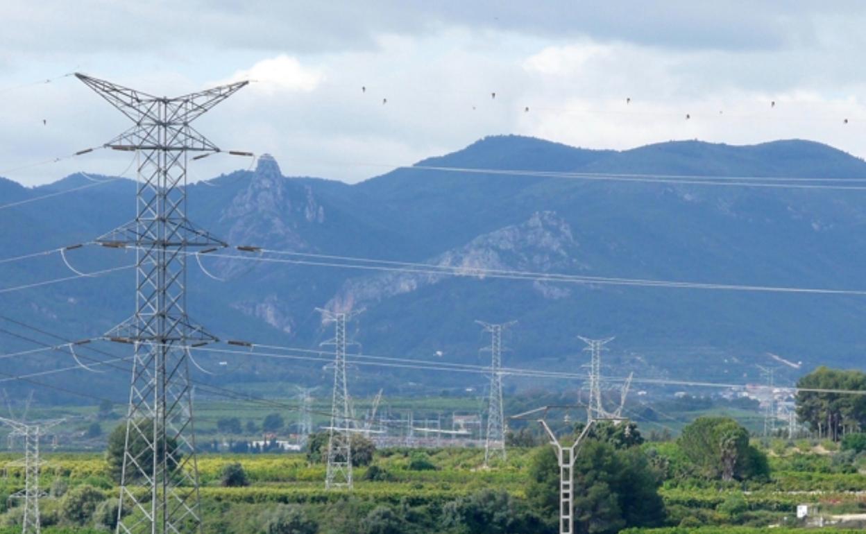 Imagen de archivo de varias torres eléctricas