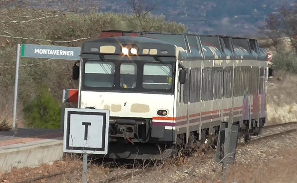 Tren Xàtiva-Alcoi a su paso por Montaverner. 