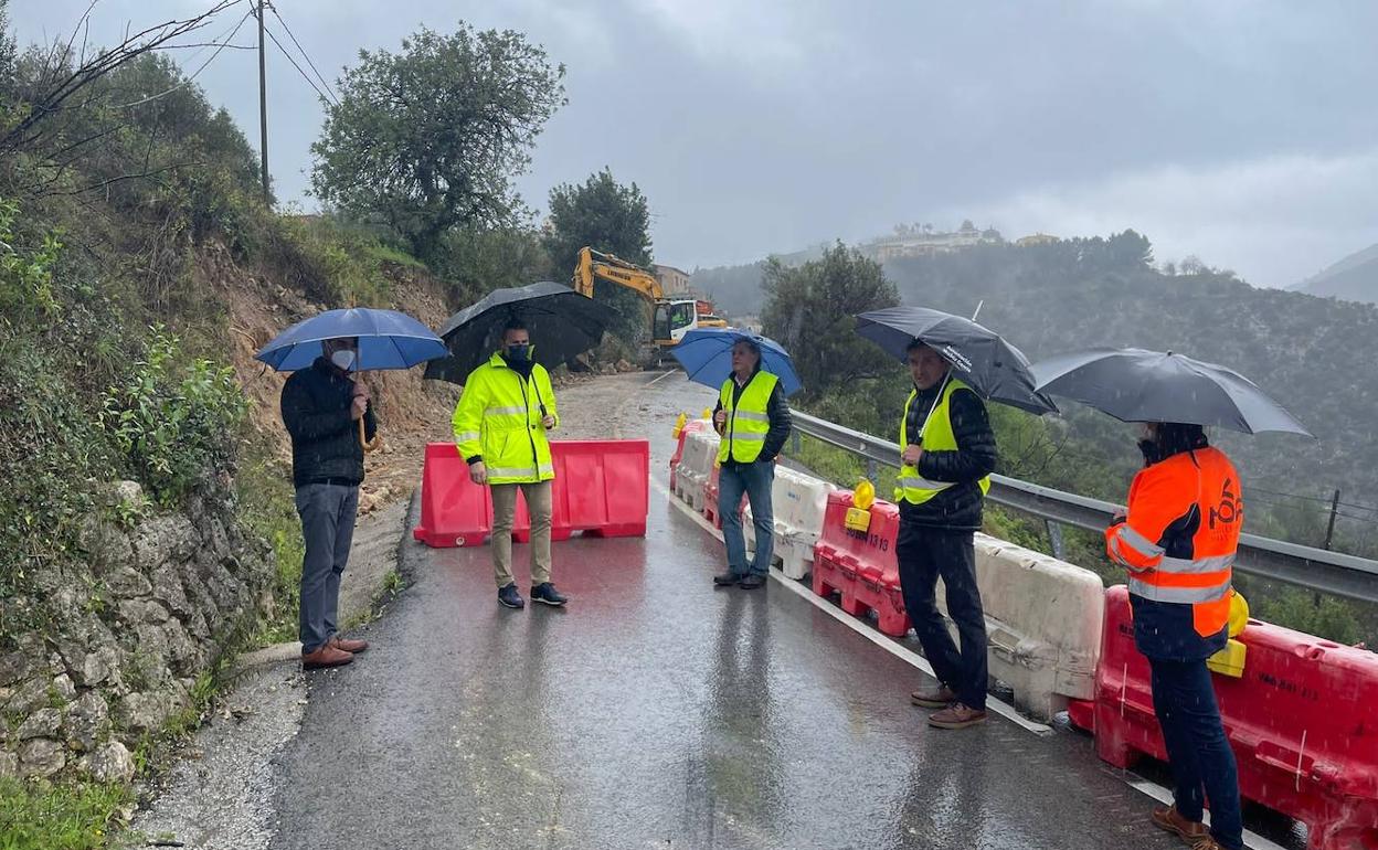 El diputado de Carreteras durante la visita a la Vall de Laguar. 