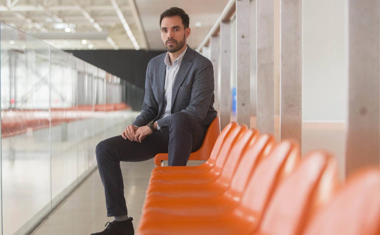 Enric Carbonell posa en las gradas de L'Alqueria del Basket antes de la entrevista. 