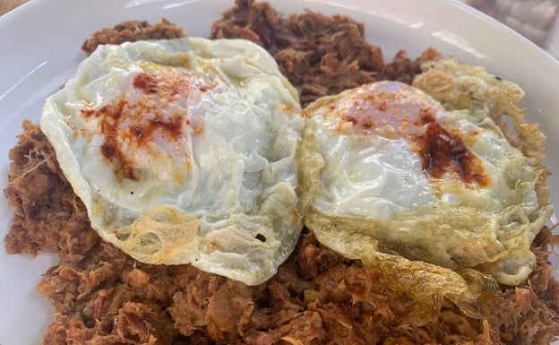 Imagen principal - Arriba, ropa vieja con huevos fritos. Abajo a la izquierda, croquetas de la misma ropa vieja con huevos fritos. A la derecha, tuétano con apio.  LP