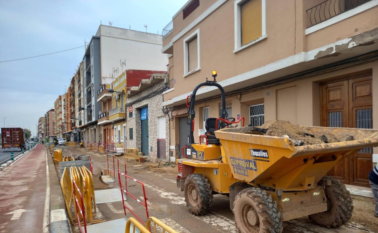 Las máquinas trabajan en la reurbanización del tramo sur de la avenida Senyera. 