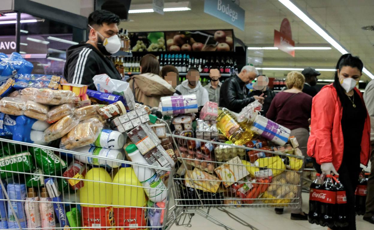 Carros llenos en un supermercado. 