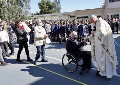 Imagen secundaria 1 - La eucaristía celebrada en el colegio de Torrent esta mañana. 