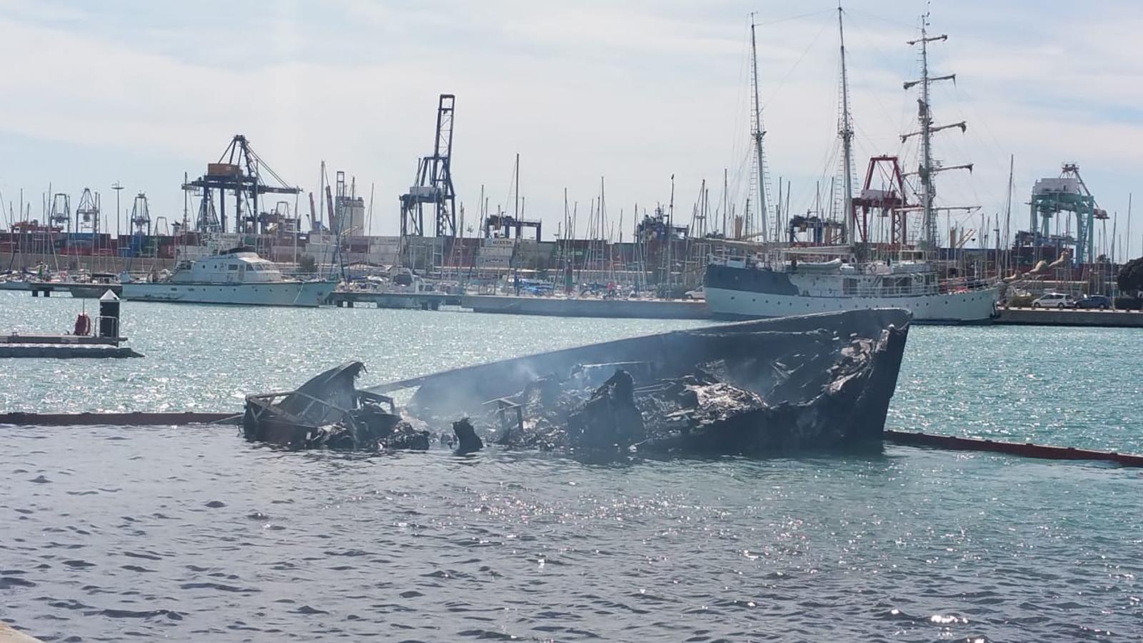 Fotos: Incendio de un barco en el Puerto de Valencia